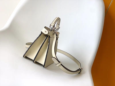 フェンディバッグ背面デザイン